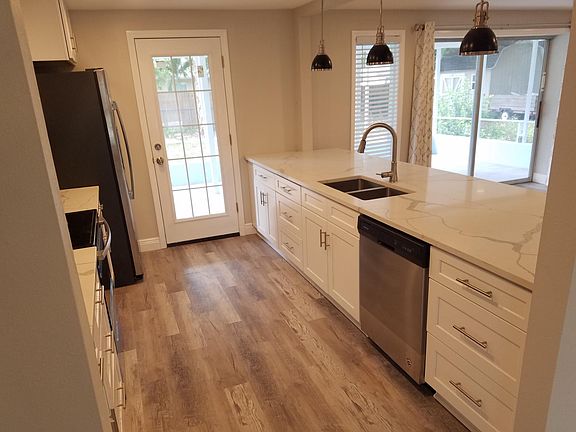 4th image of 4465 Beacon Dr