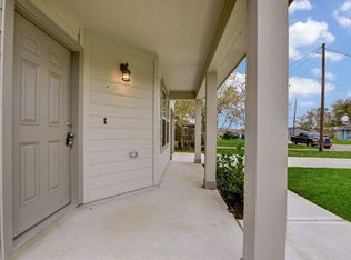 607 N Columbia St, Angleton, TX 77515