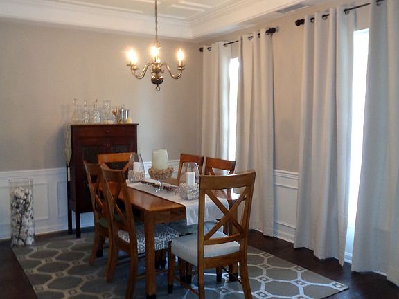 Dining room off of foyer