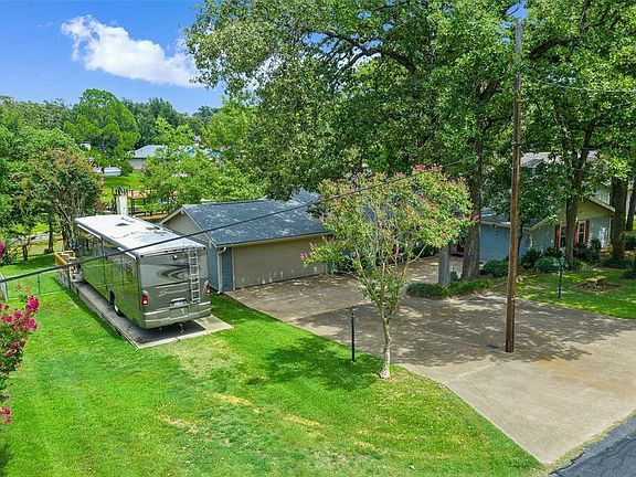 4th image of 190 Lake Dr