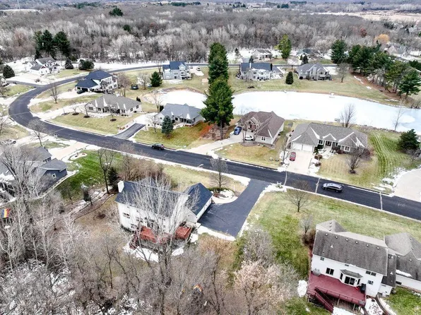 412 East Red Pine CIRCLE, Dousman, WI 53118