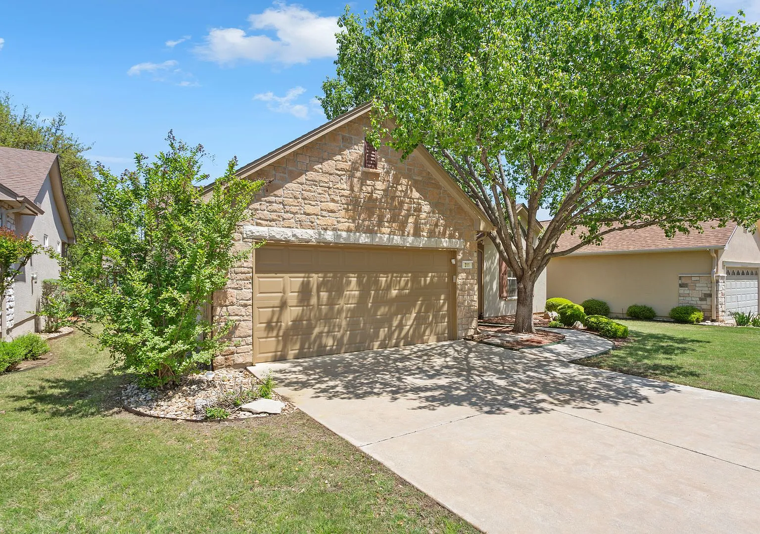311 Dove Hollow Trl-Unfurnished Sun City Rental Available 09/05/2026! — Photo 2