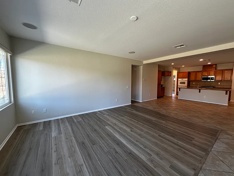 Emerald Ave — Photo 10