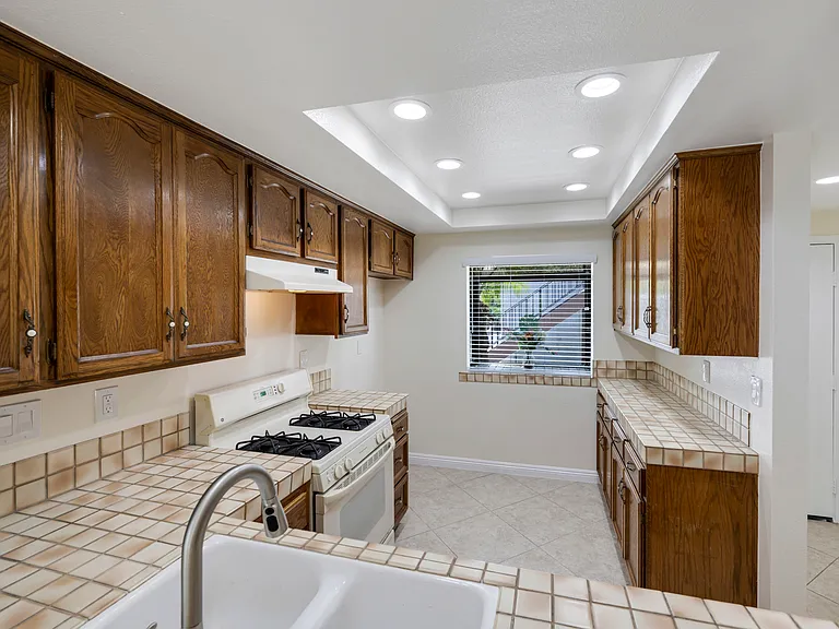 319 Molokai Dr — Photo 6