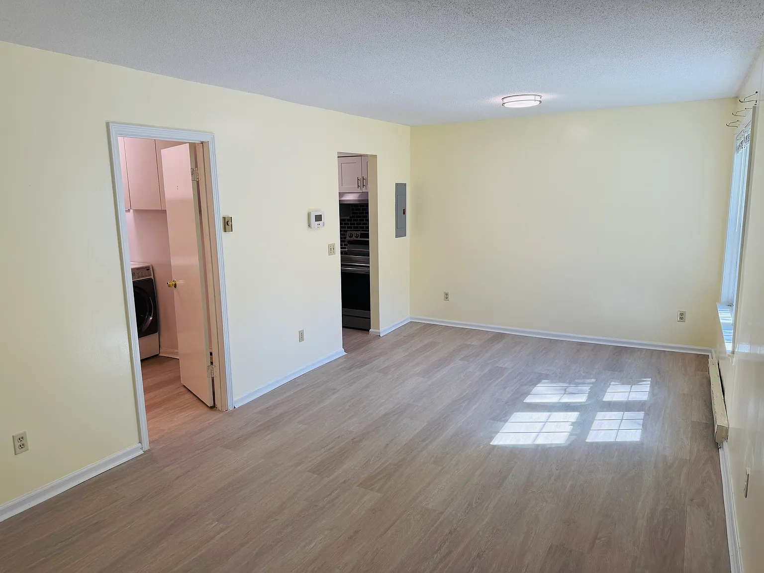 2 bed, 880 sqft, $1,800 — Photo 2