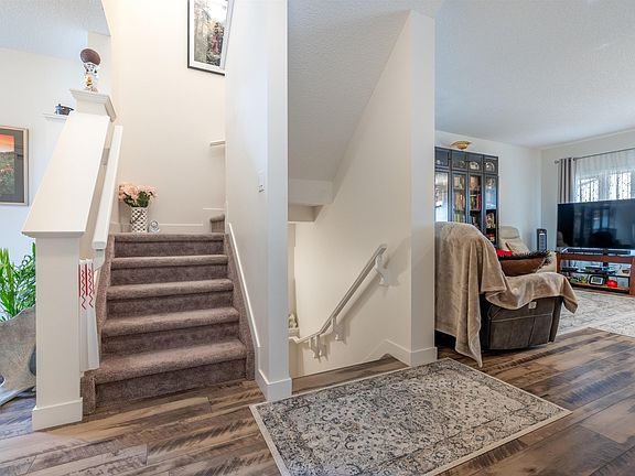 3rd image of 2066 Graydon Hill Cres SW
