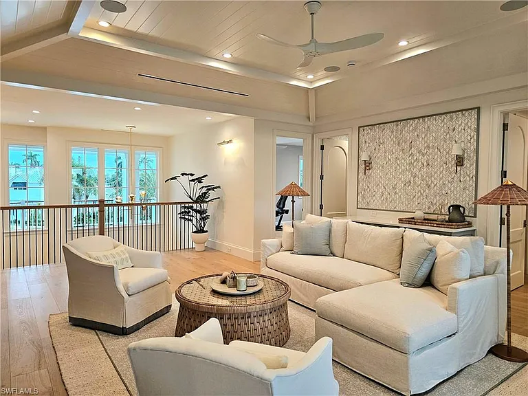 637 Palm Cir W — Photo 35