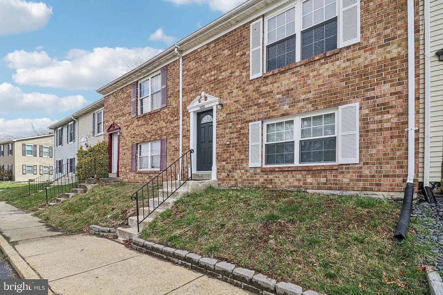 1050 Dorset Dr photo 1