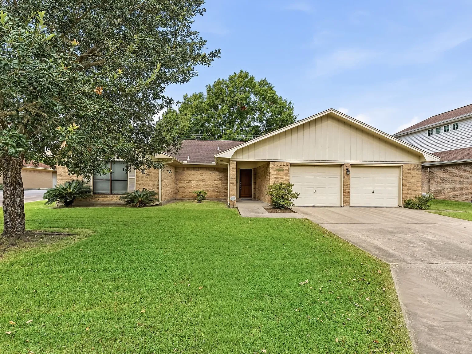 4 bed, 3.0 bath, 2375 sqft, $2,300 — Photo 1