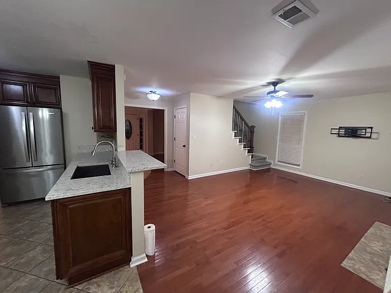 325 London Ln — Photo 8