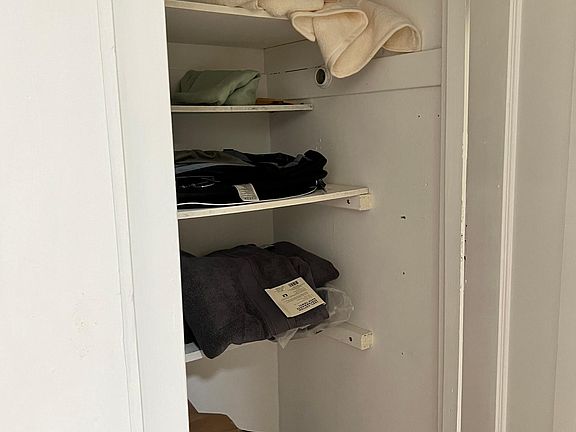 4th image of 3845-39 N Greenview Ave #2N
