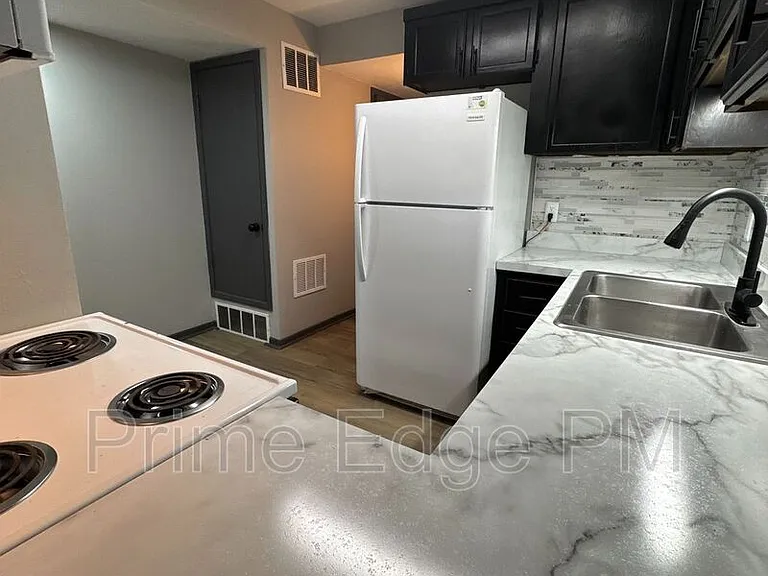 1121 N 28th St #8 — Photo 15