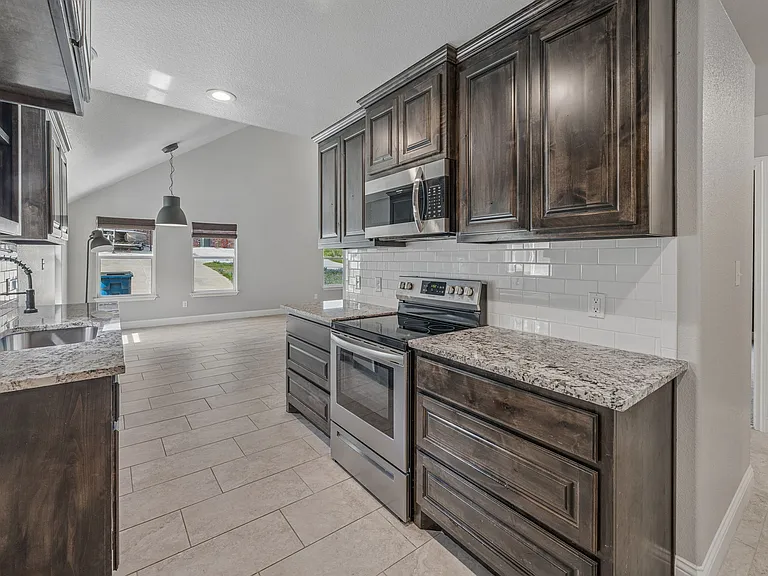 2604 Santiago Dr — Photo 7