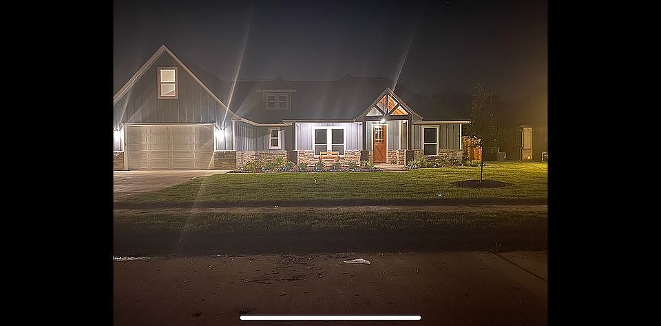 2nd image of 903 Spreading Oaks Dr