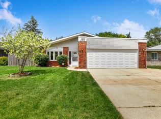 1822 E Camp McDonald Rd, Mount Prospect, IL 60056