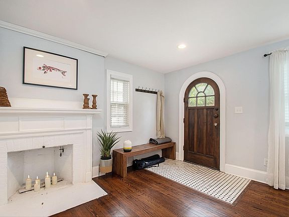 2nd image of 1029 N Niles Ave