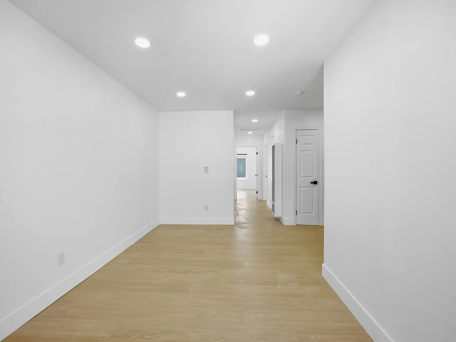 1040 Gardena — Photo 2