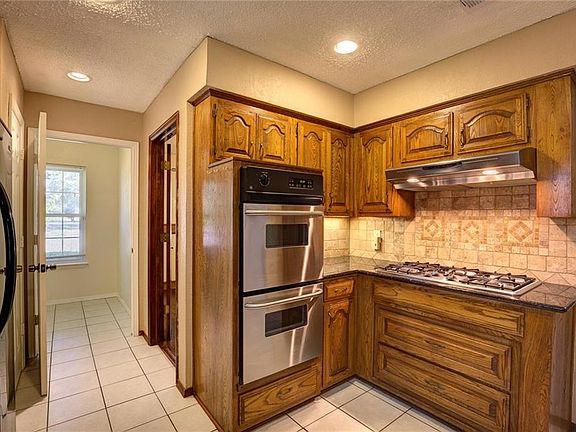 4th image of 2337 Woodglen Dr