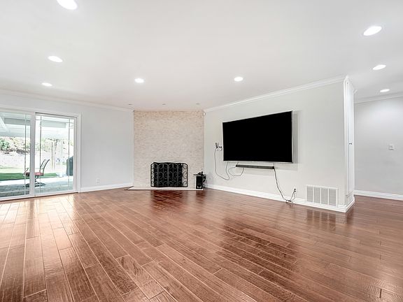5th image of 23353 Balmoral Ln