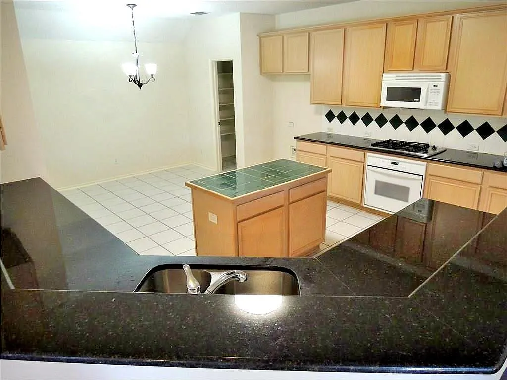5 bed, 3.5 bath, 3088 sqft, $3,490 — Photo 4