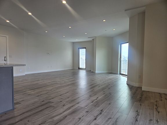 5th image of 340 N Oxford Ave APT 401