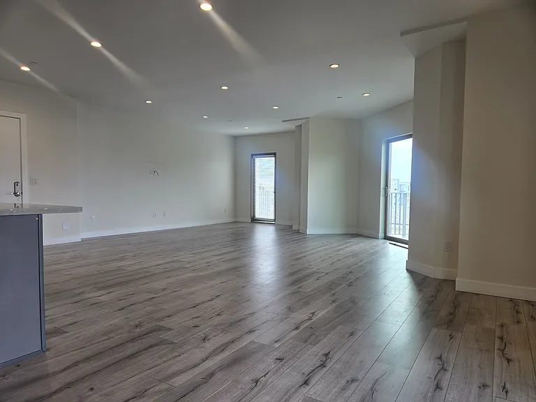 340 N Oxford Ave #401 — Photo 5