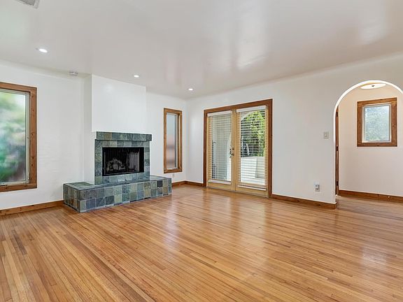 5th image of 2139 Balsam Ave