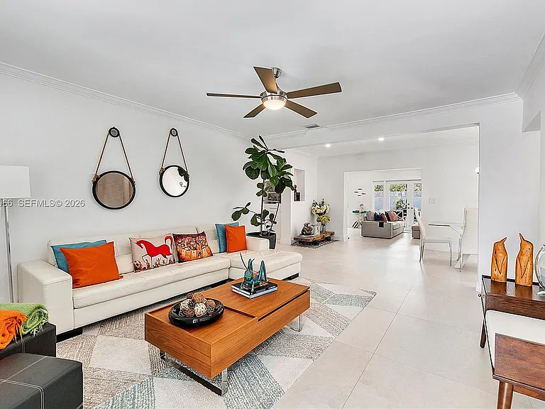301 Hampton Ln — Photo 9