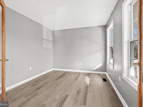 3rd image of 148 Crooked Oak Way