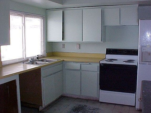 kitchen w/ elect stove & refrigerator
