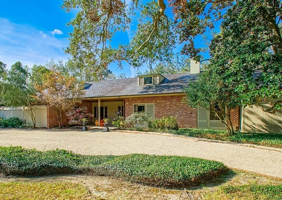 1st image of 6 Garden Ln