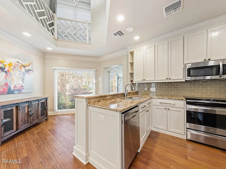 531 Esplanade Dr — Photo 4