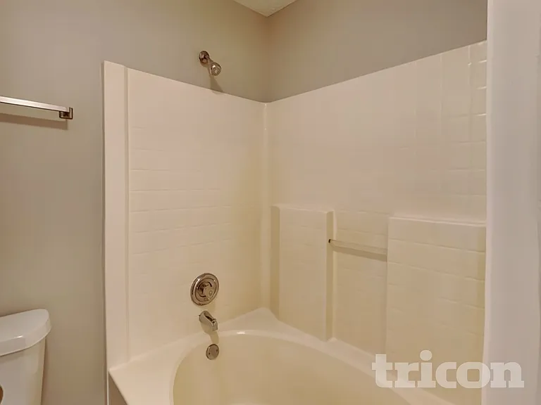 4468 Connaught East Dr — Photo 9