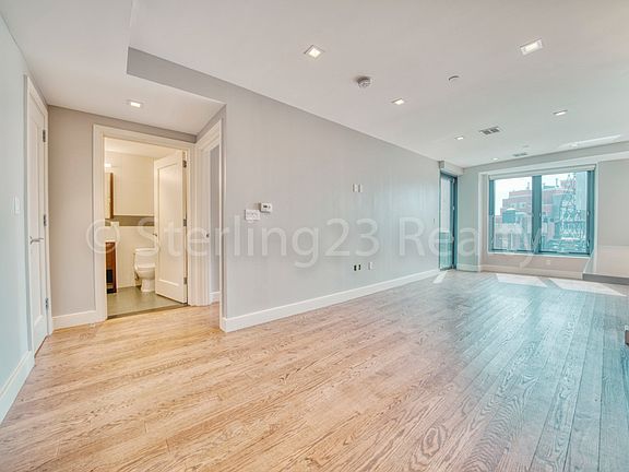 5th image of 27-18 Hoyt Ave S #F9