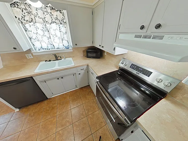 3808 SE Dorchester Dr — Photo 4