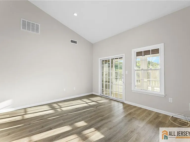 13 Canterbury Dr #13E — Photo 18