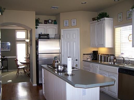 Large kitchen, hardwoods, ss appliances