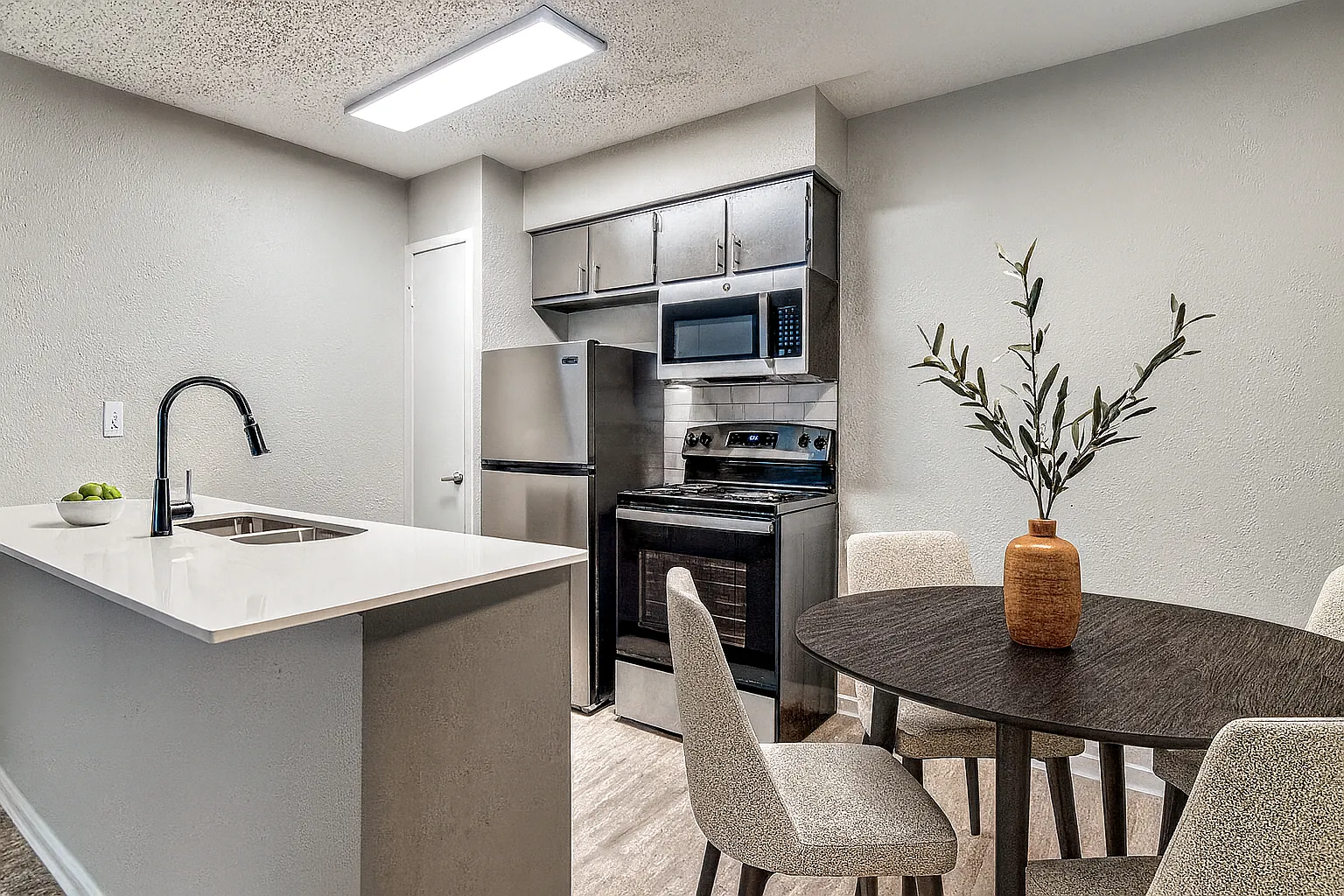 Palmilla Apartments — Photo 3