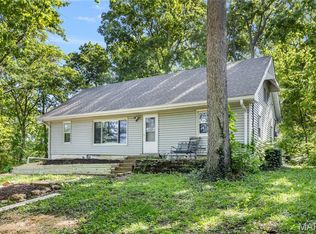 17 Robin Ln, Fenton, MO 63026