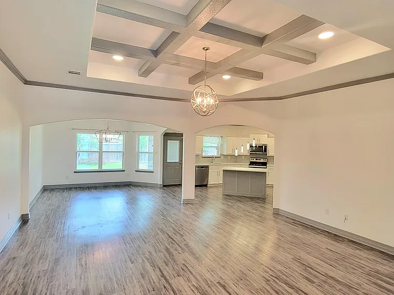 807 Holliday Dr — Photo 5