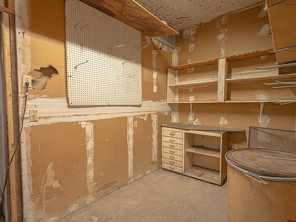 2nd image of 421 E 33rd St
