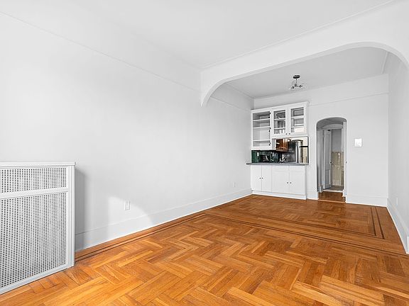 4th image of 527 8th St APT 4D