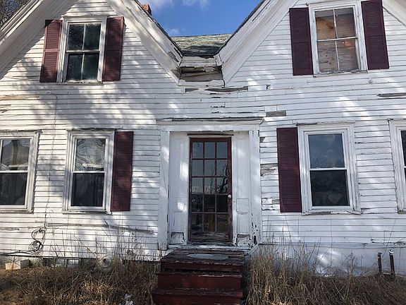 4th image of 702 Pleasant St