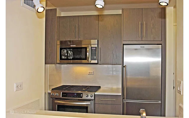 Rented by Douglas Elliman | media 14