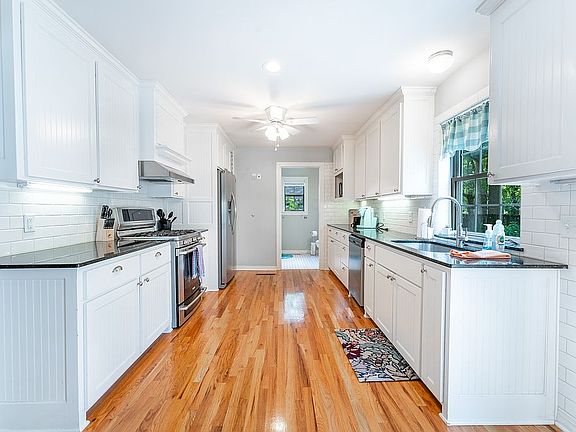3rd image of 209 NW D St