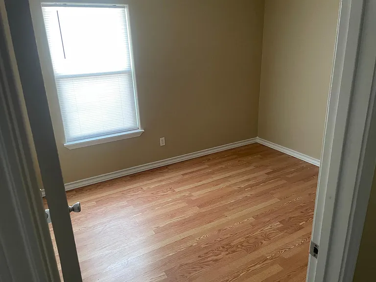 512 Lakeside Dr — Photo 6