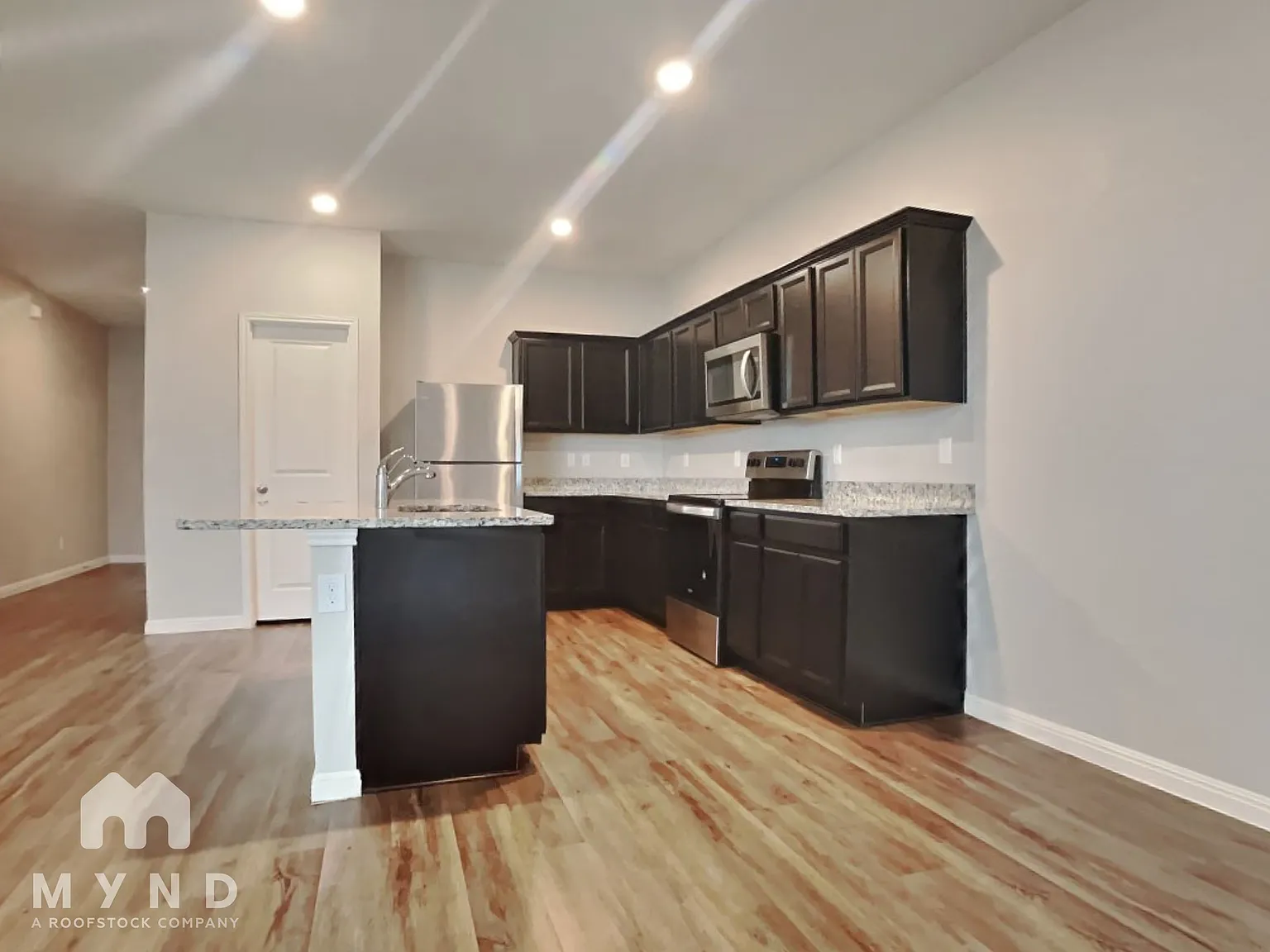 3 bed, 2.5 bath, 1928 sqft, $1,865 — Photo 4