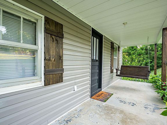 5th image of 370 Green Acres Dr