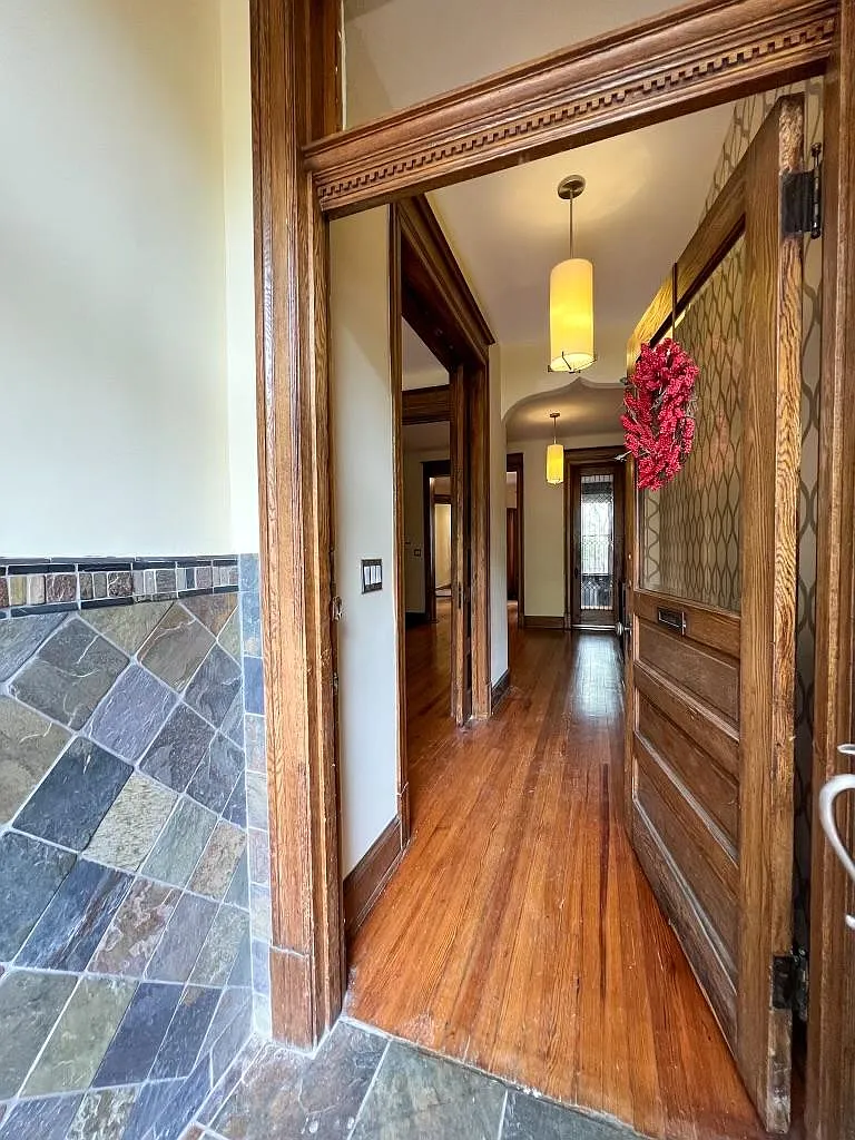4 bed, 2.5 bath, 2446 sqft, $4,850 — Photo 4