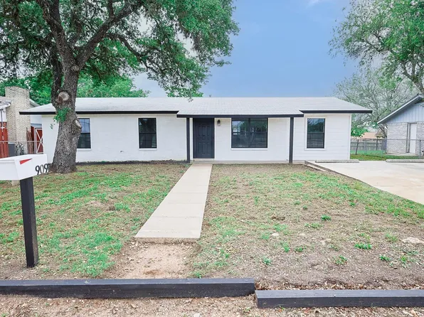 909 E Sarah St, Cuero, TX 77954